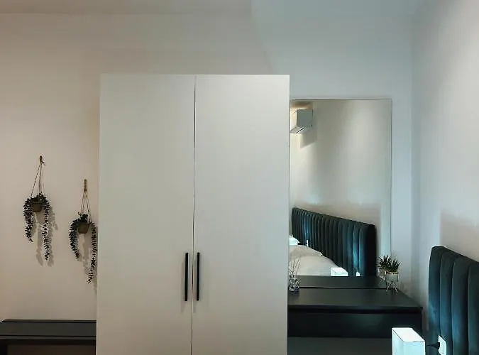 Clinton Zajazd Tirana