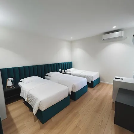 Clinton * ティラナ