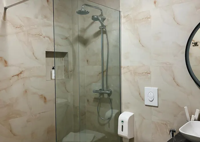 Clinton Тирана