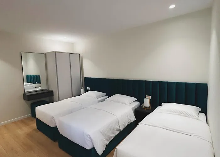 Clinton Тирана